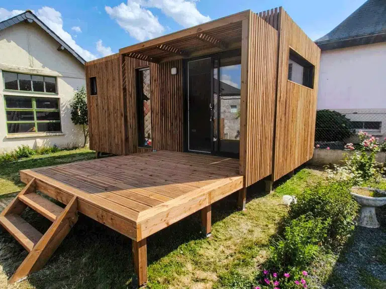 Studio de jardin en bois avec une extension de terrasse