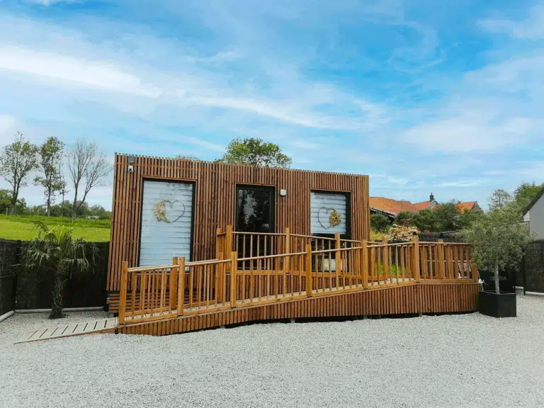 Local professionnel en bois avec une rampe d'accès PMR