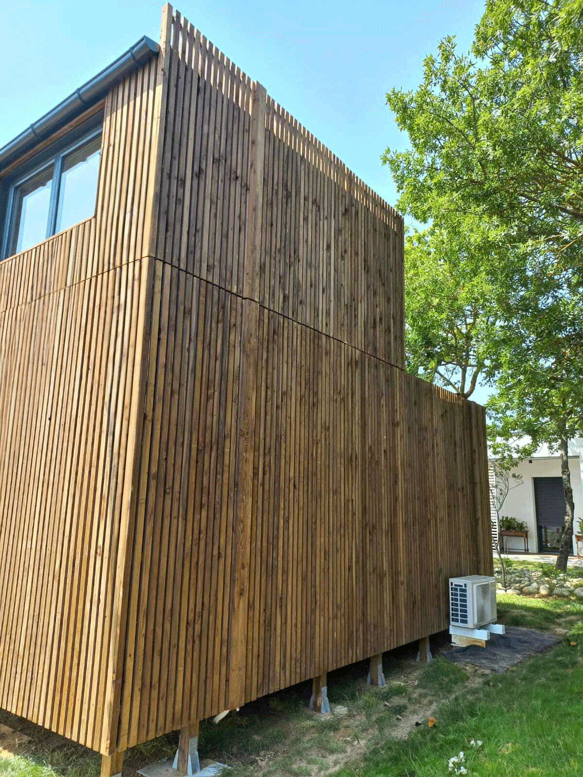 Arrière d'un studio de jardin en bois