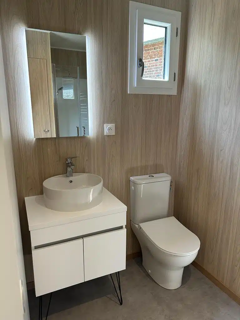 Toilette et lavabo d'un studio