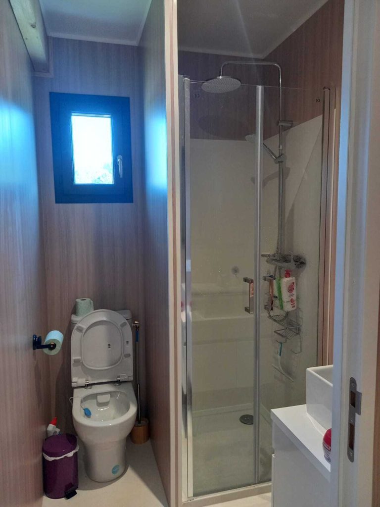 Une douche et un toilette