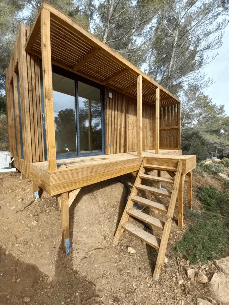 Studio en surélévation avec des pilotis