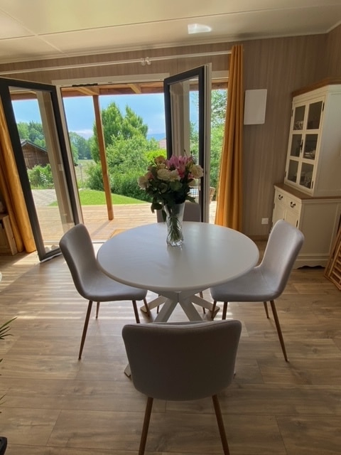 Table à manger dans un studio