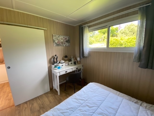 Chambre avec un petit bureau dans un studio