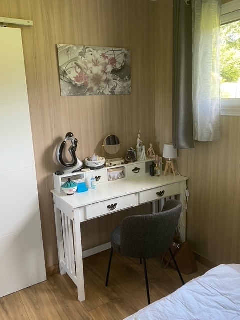 Un bureau aménagé dans un studio
