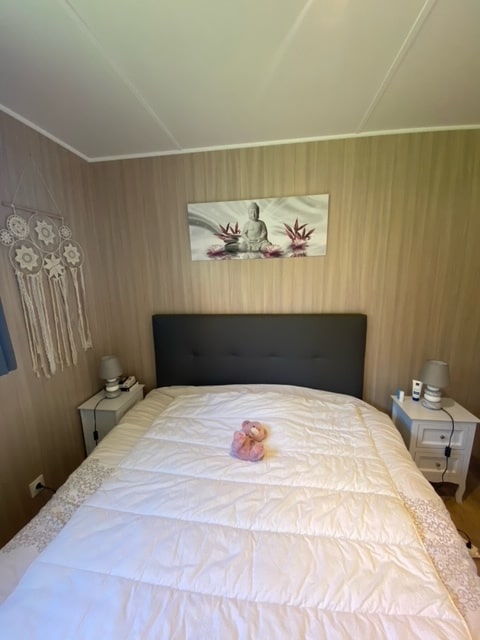 Chambre aménagée avec un lit