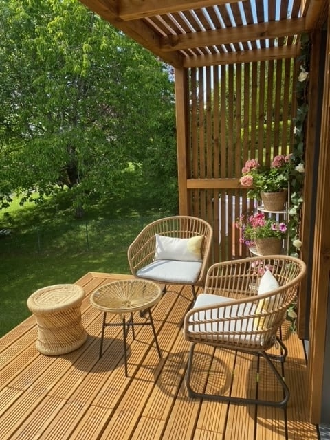 Terrasse aménagée d'un studio en bois