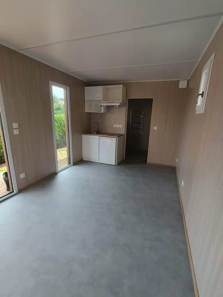 Pièce vie d'un studio avec une cuisine standard