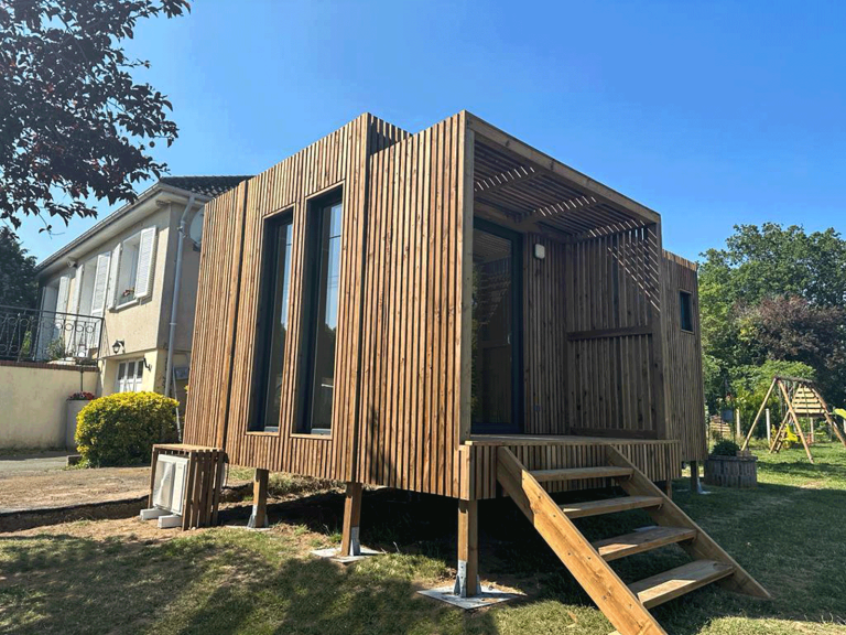 Studio en bois dans un jardin avec un escalier