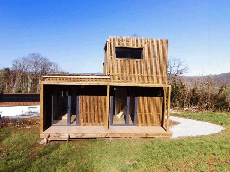 Studio de jardin avec une extension de terrasse et de pergola