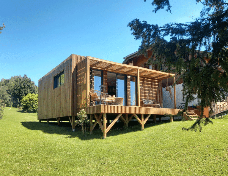 Une maison en bois dans un grand jardin
