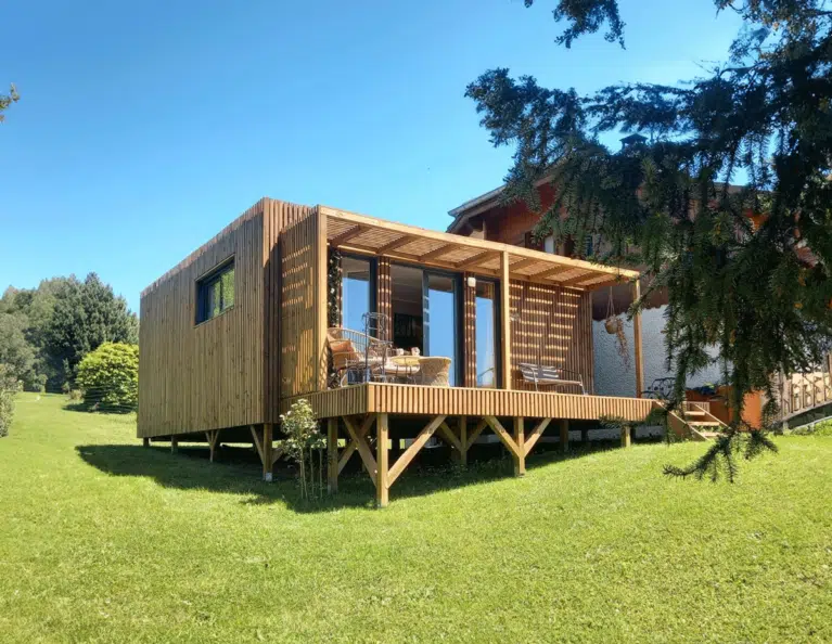 Une maison en bois dans un grand jardin