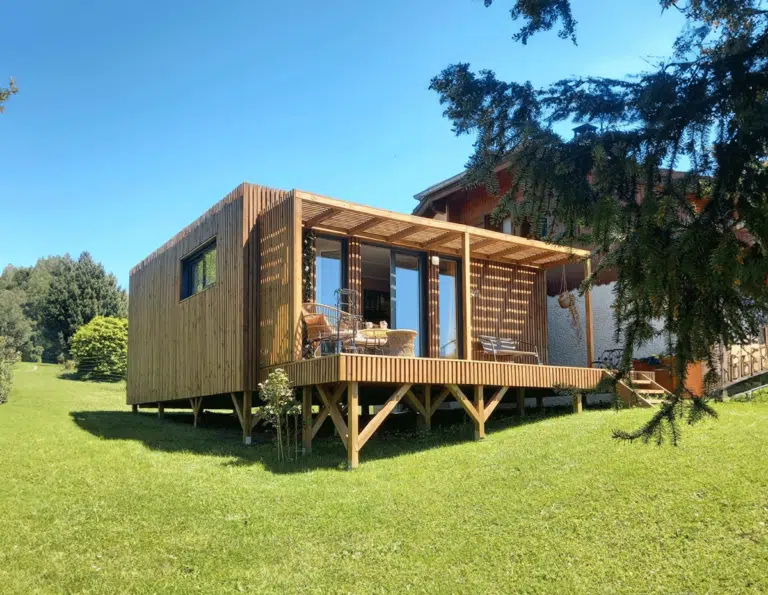 Une maison en bois dans un grand jardin