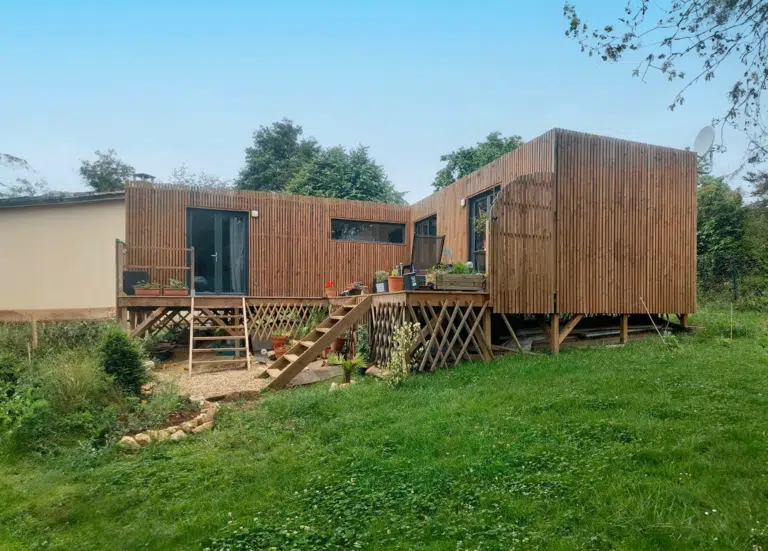 Maison écologique en bois dans un jardin