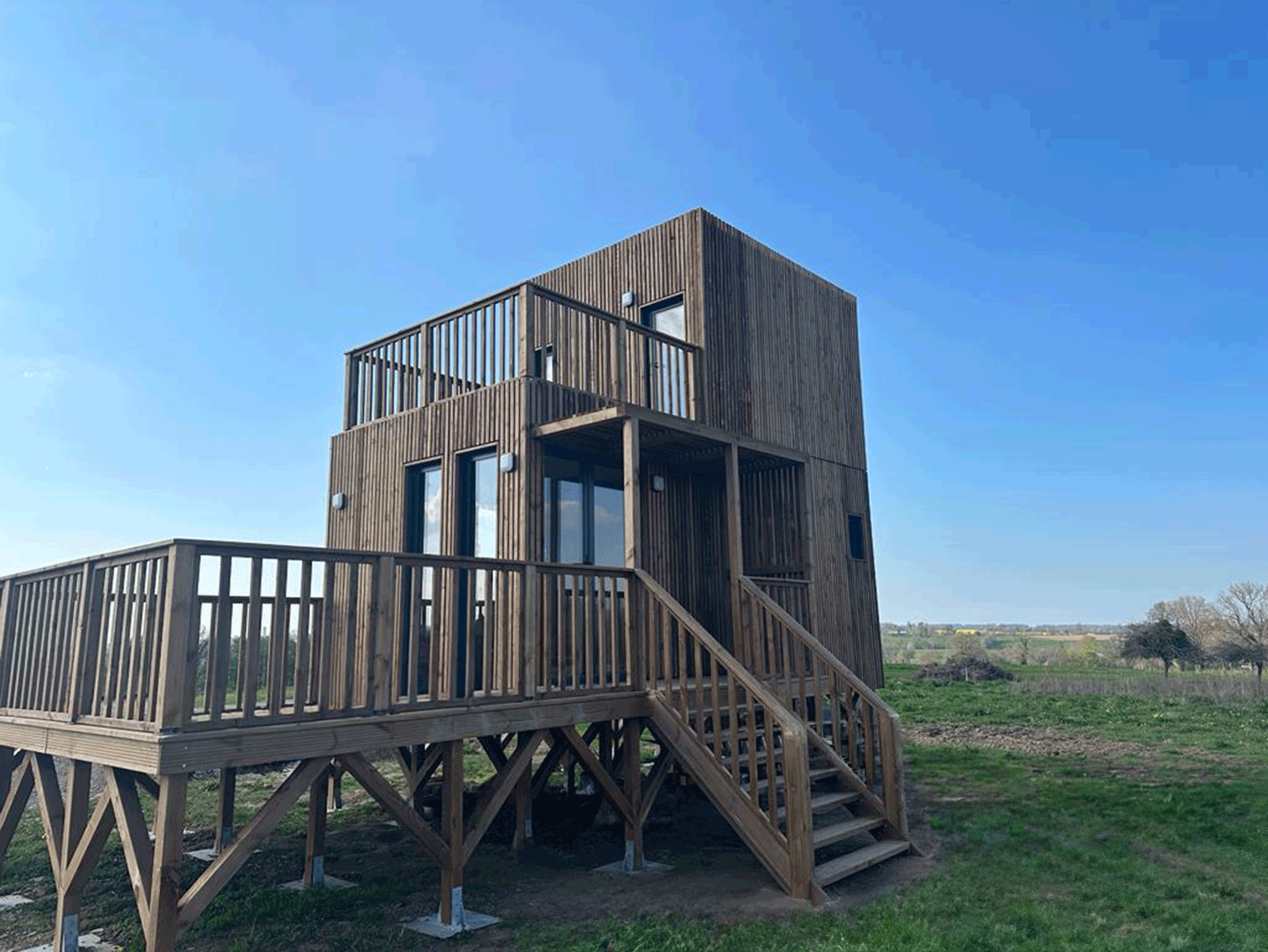 Studio de jardin avec avec un étage et une extension de terrasse