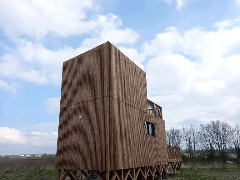 Studio de jardin avec une terrasse tropézienne