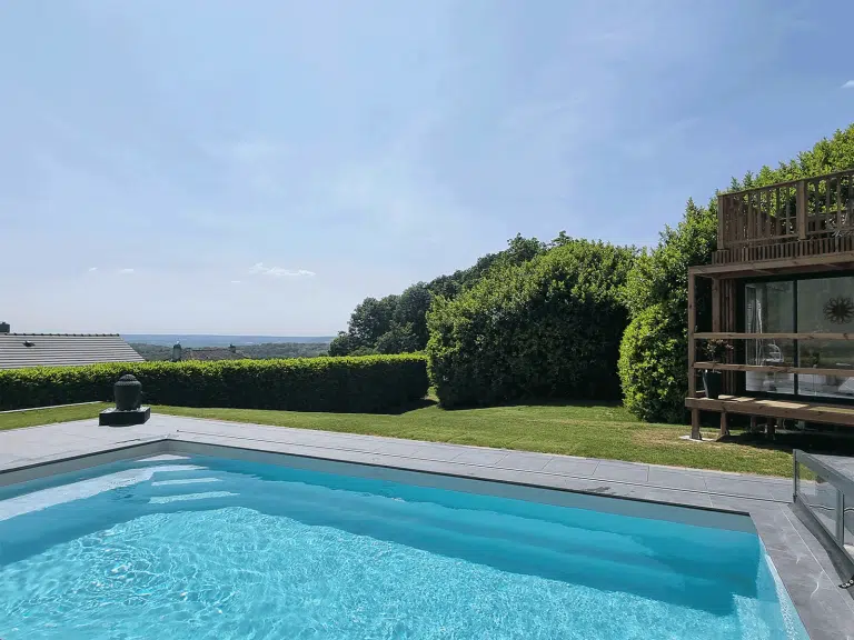 Studio de jardin au bord d'une piscine