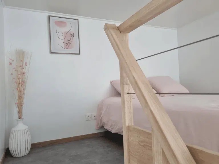 Chambre aménagée d'un studio de jardin