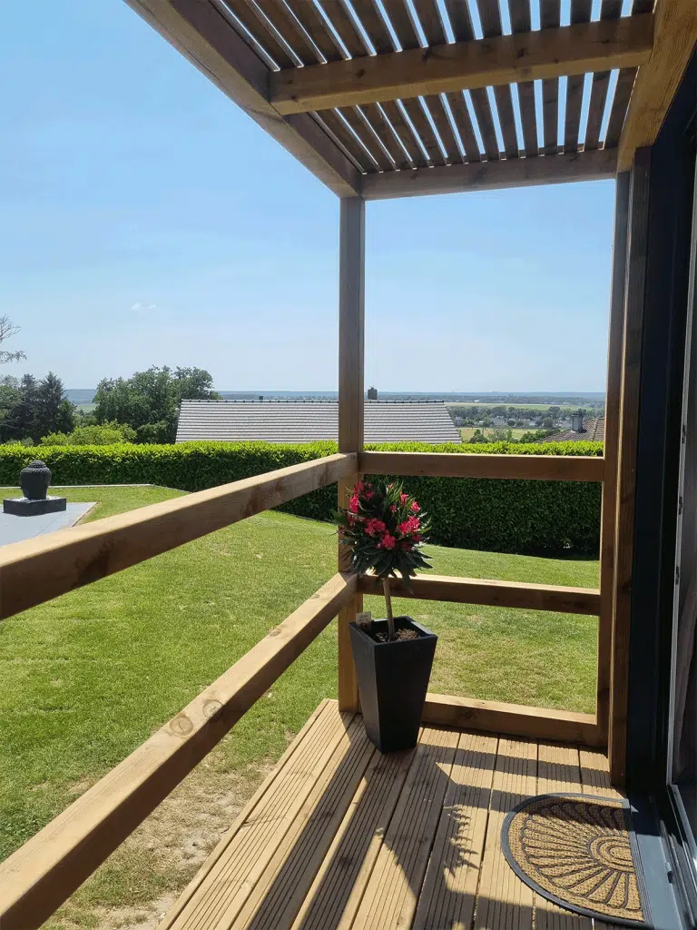 Entrée d'un studio en bois