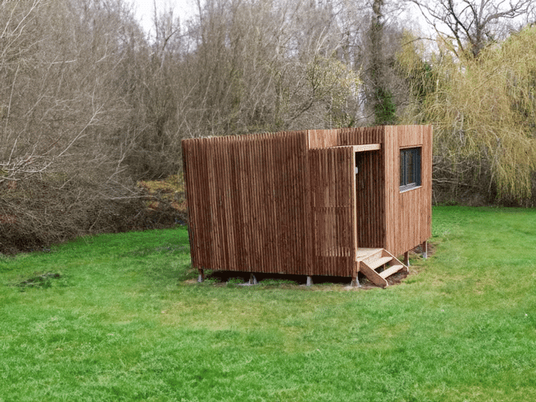 Studio de jardin en bois dans la campagne