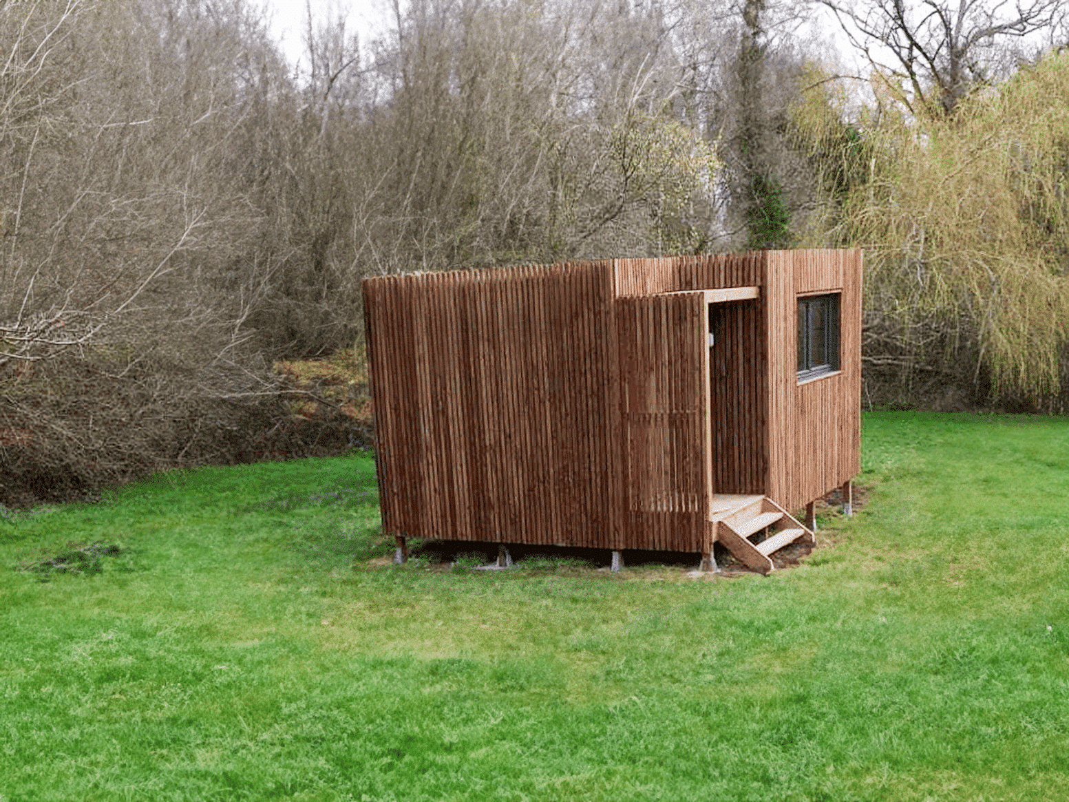 Studio de jardin en bois dans la campagne