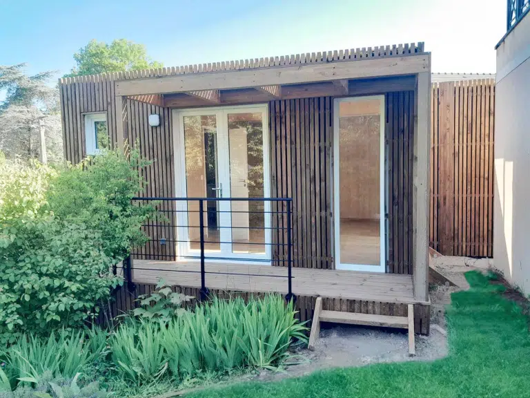 Studio de jardin avec une rambarde de sécurité