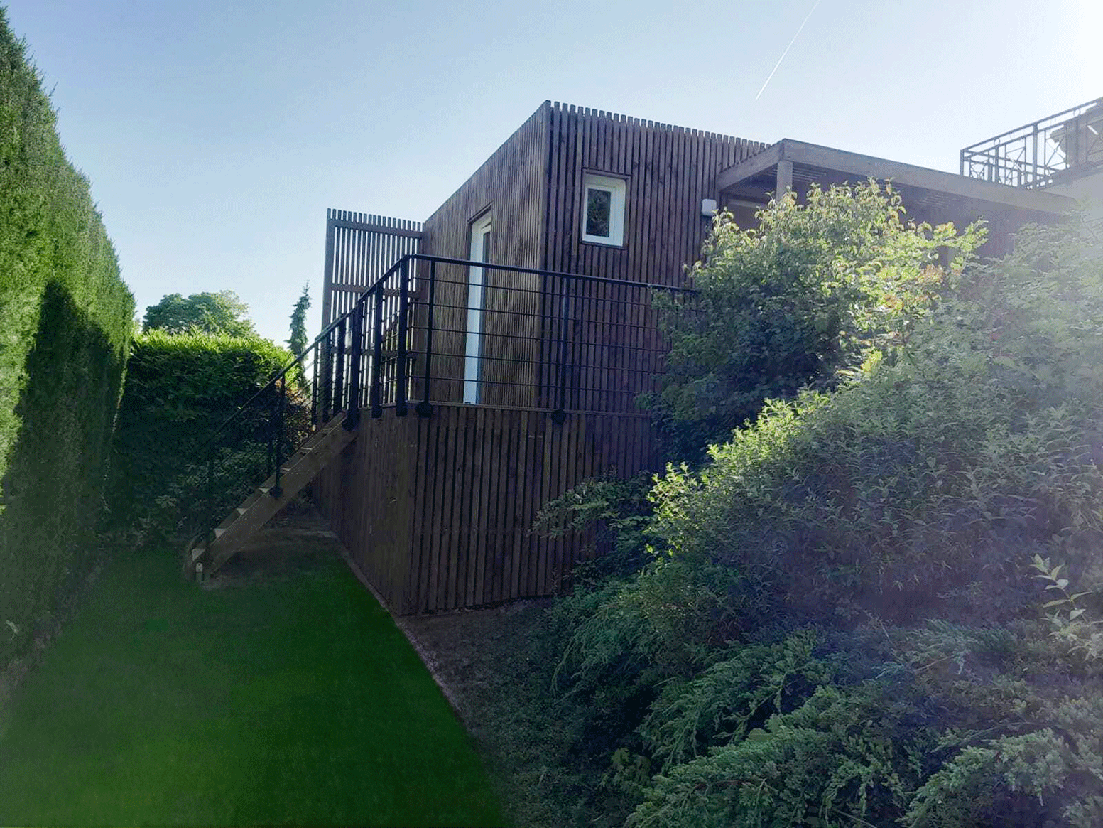 Studio de jardin en hauteur avec un escalier