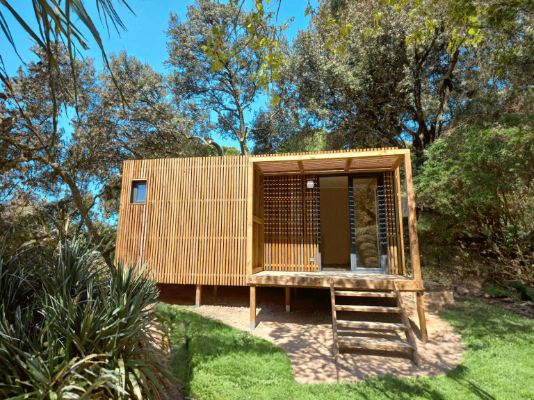 Studio de jardin entouré de verdure