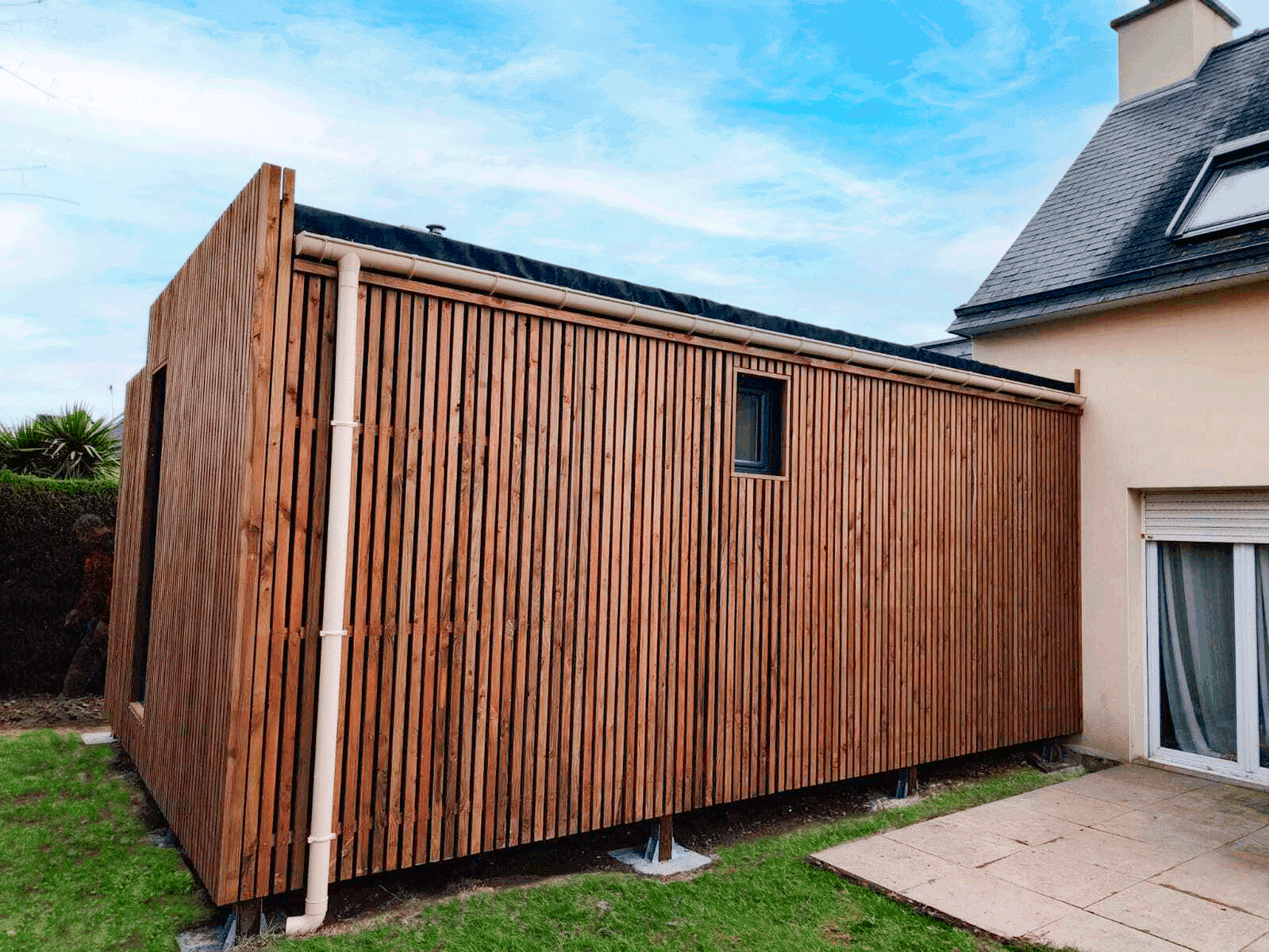 Studio de jardin avec une gouttière