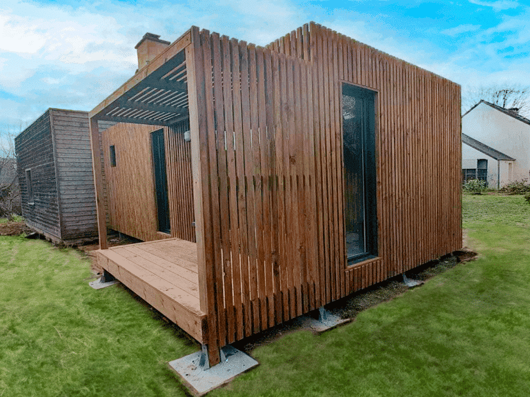 Studio de jardin avec une terrasse pergola