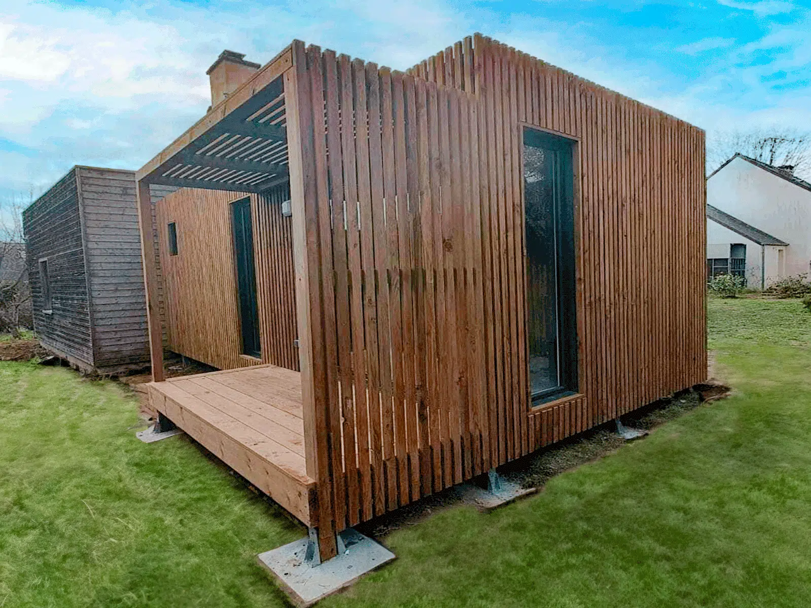 Studio de jardin avec une terrasse pergola