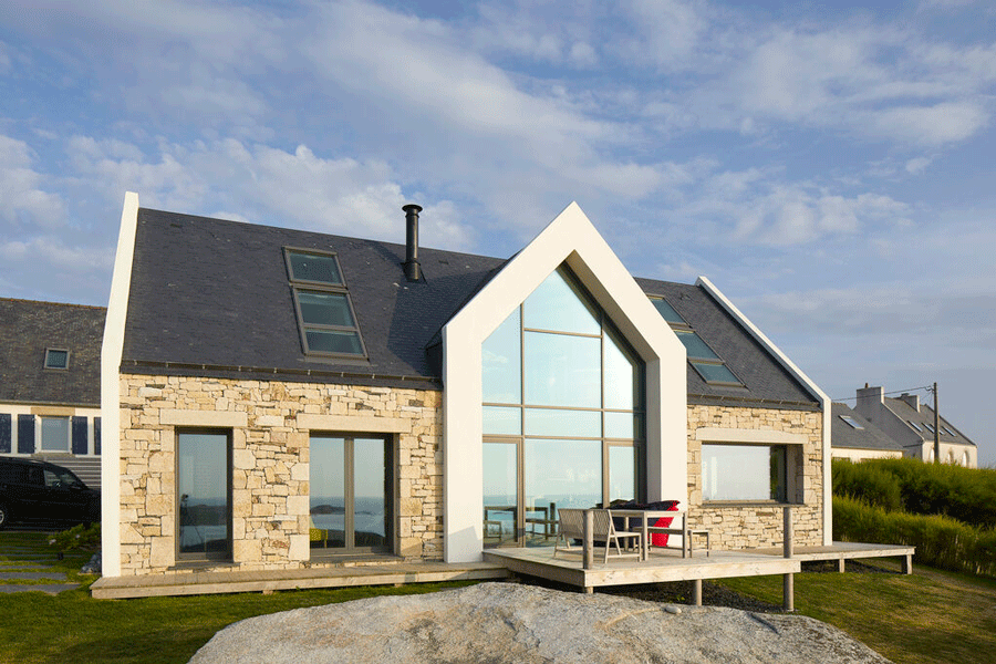 Une maison bioclimatique avec des grandes baies vitrées