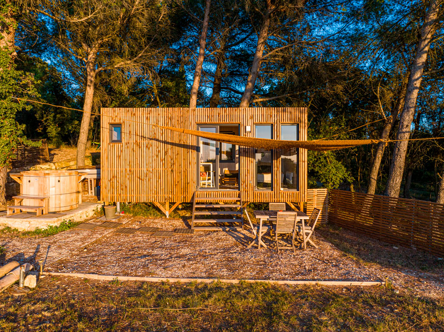 Une Tiny House en bois dans la nature