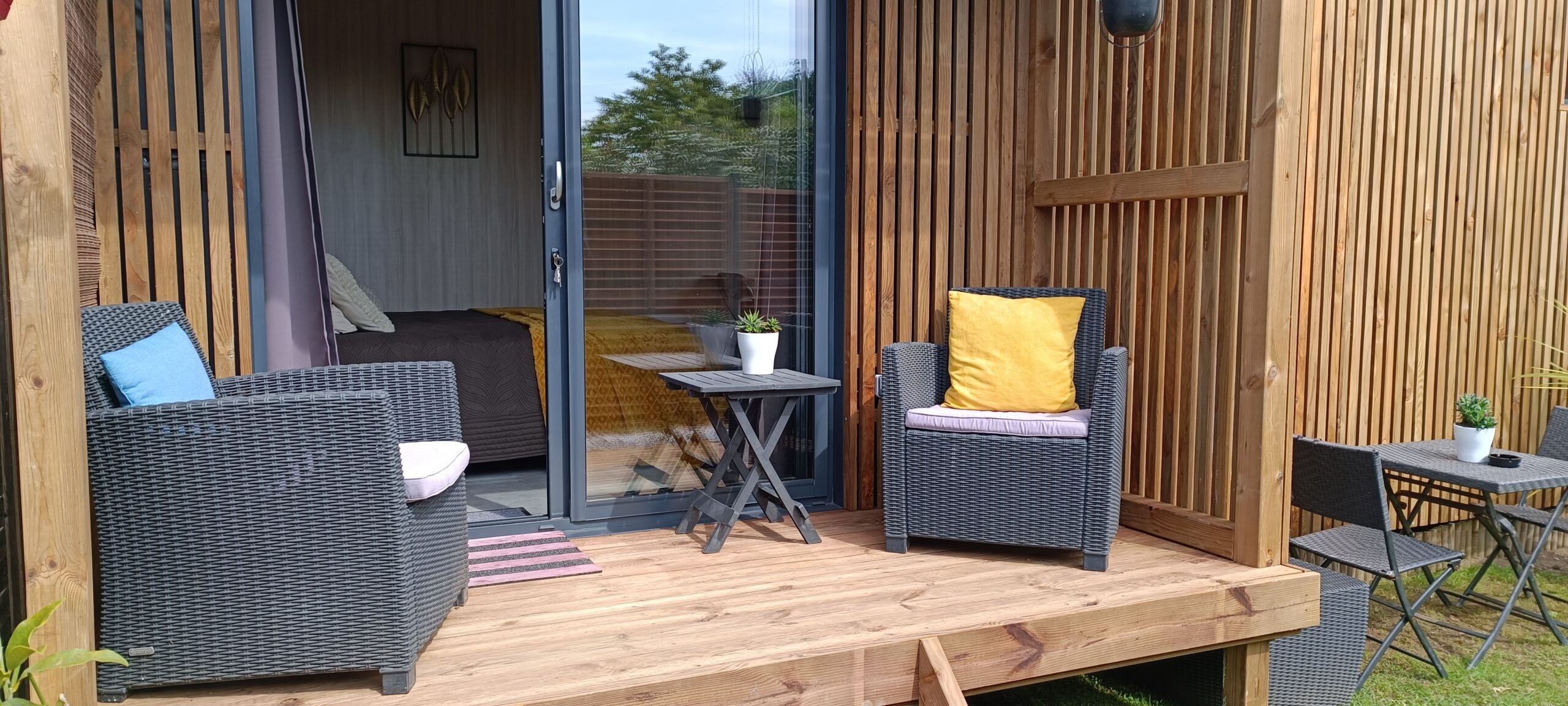 Vue extérieure de face de la terrasse du studio de jardin de 20 m2