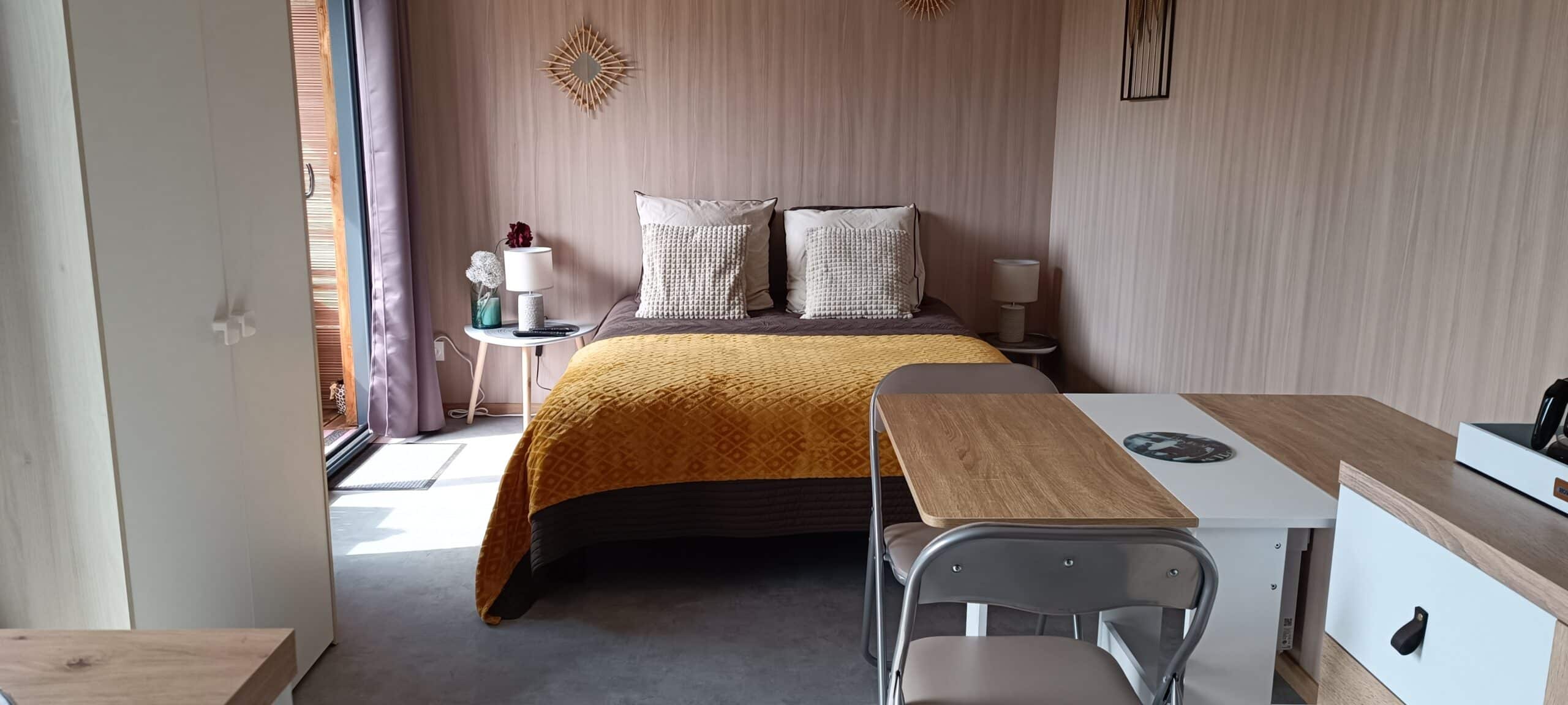 Vue intérieure de la chambre du studio de jardin de 20 m2