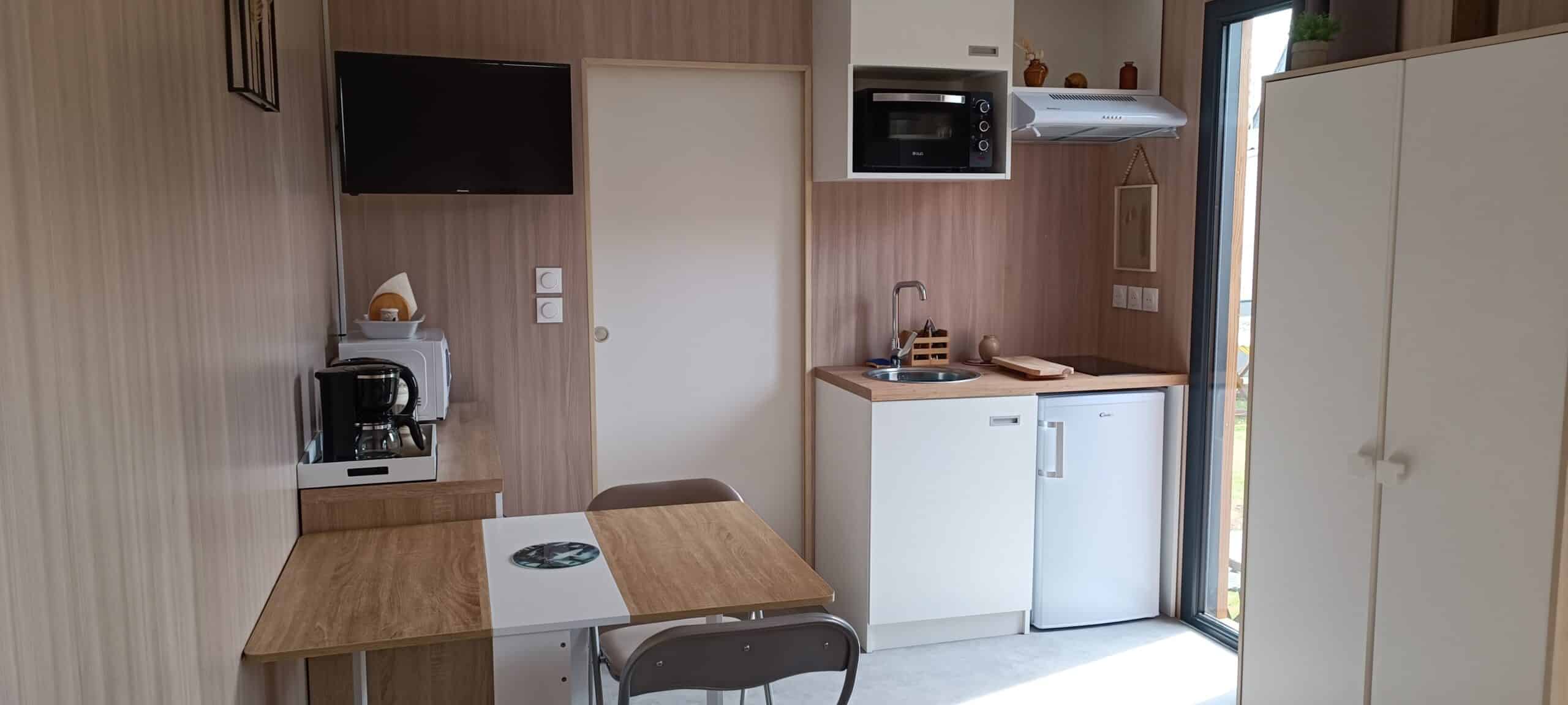 Vue intérieure de la cuisine du studio de jardin de 20 m2