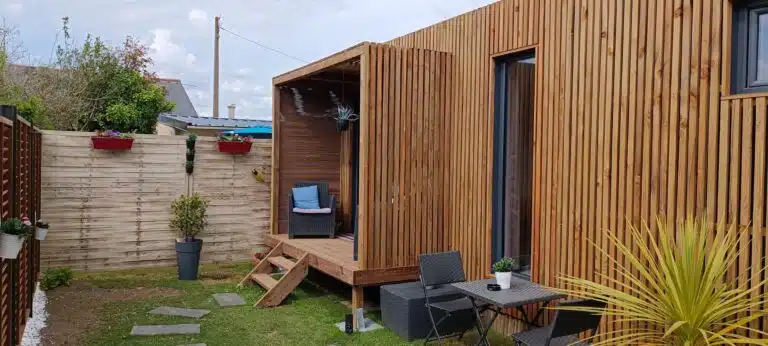 Vue extérieure de profil du studio de jardin de 20 m2