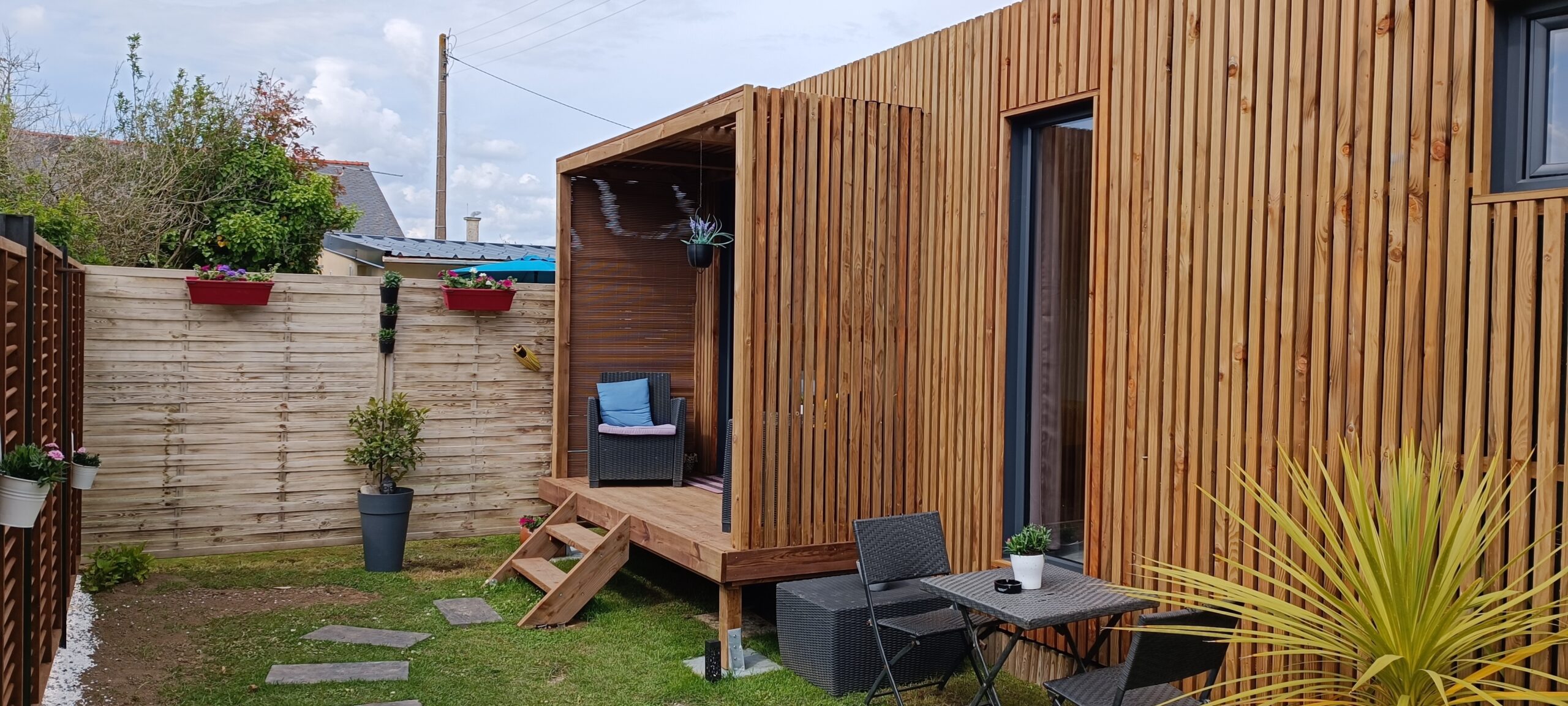 Vue extérieure de profil du studio de jardin de 20 m2