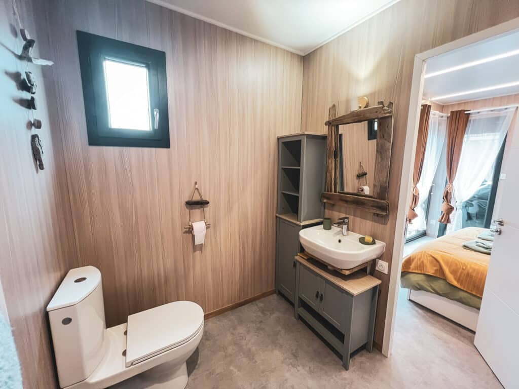 Salle de bain moderne dans une maison en bois