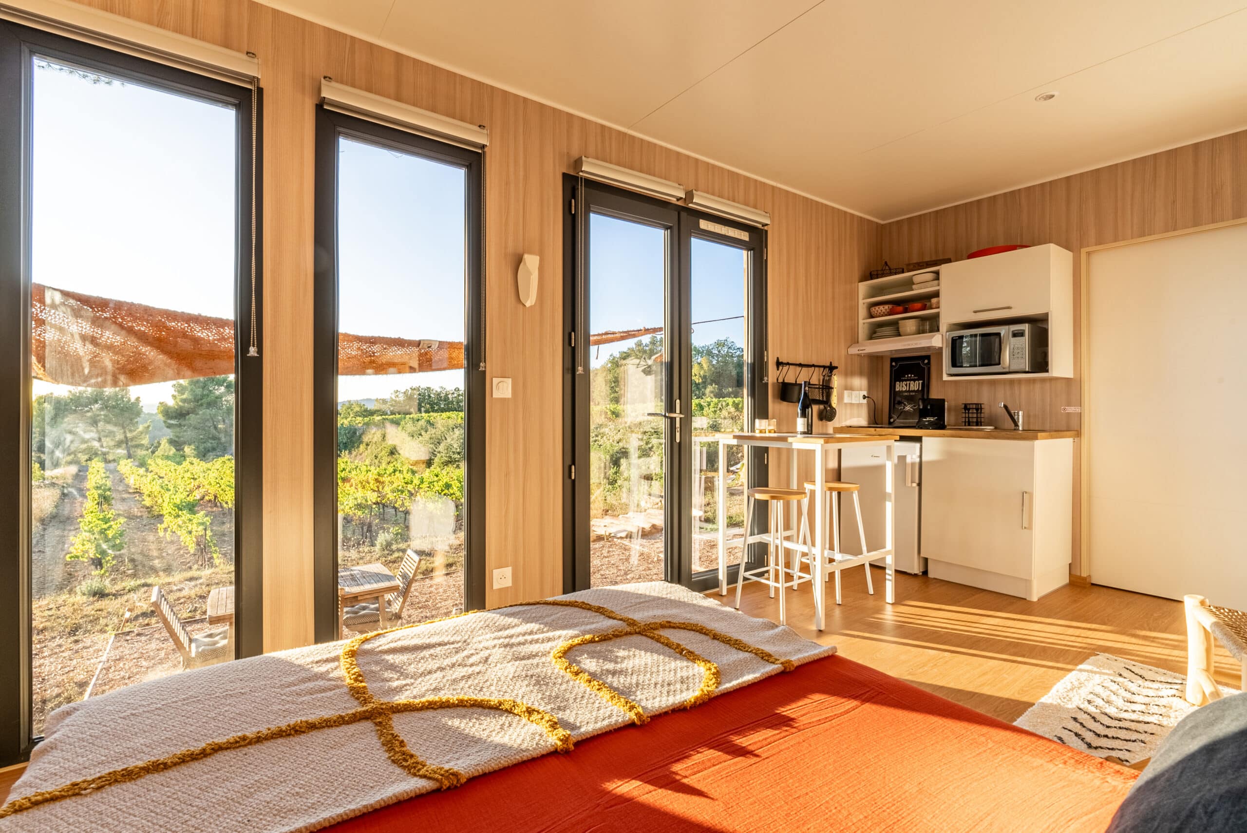 Intérieur du studio de jardin de 20 m2 avec vue sur l'extérieur