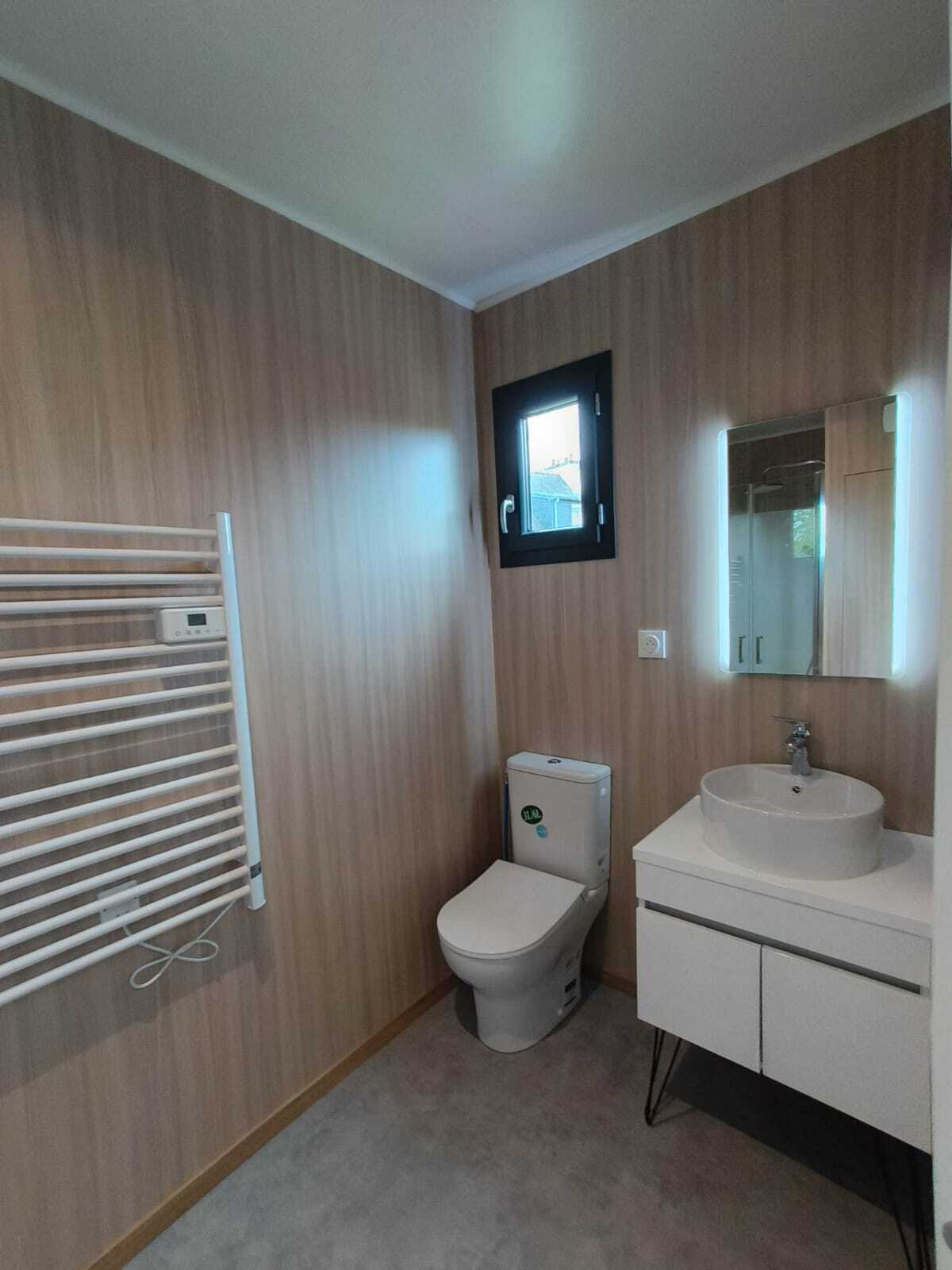 Vue intérieure de la salle de bain du studio de jardin de 20 m2