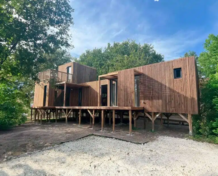 Vue extérieure de profil d'une maison de jardin de 50 m2