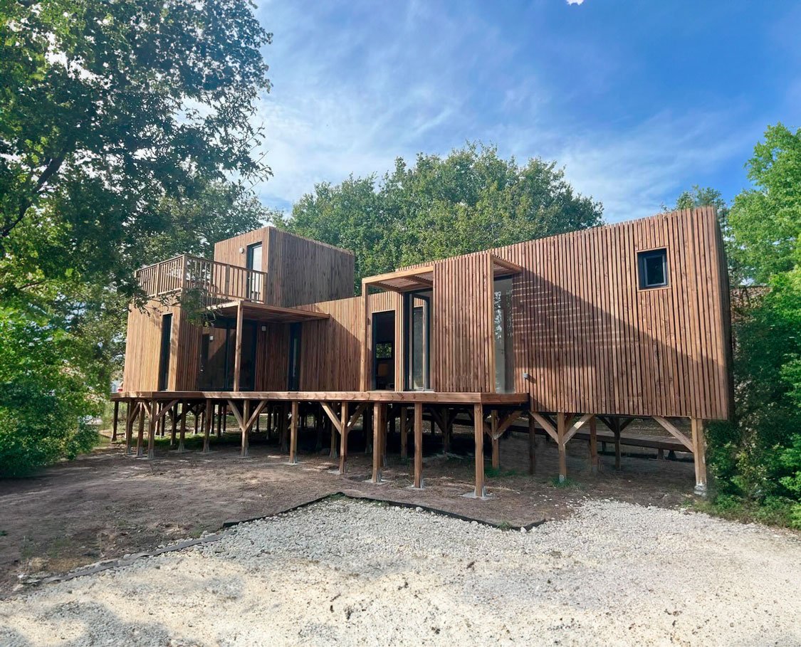 Vue extérieure de profil d'une maison de jardin de 50 m2