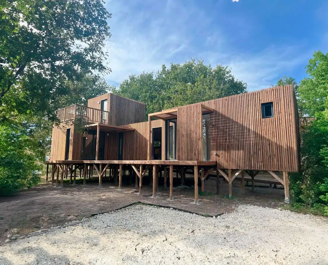Vue extérieure de profil d'une maison de jardin de 50 m2