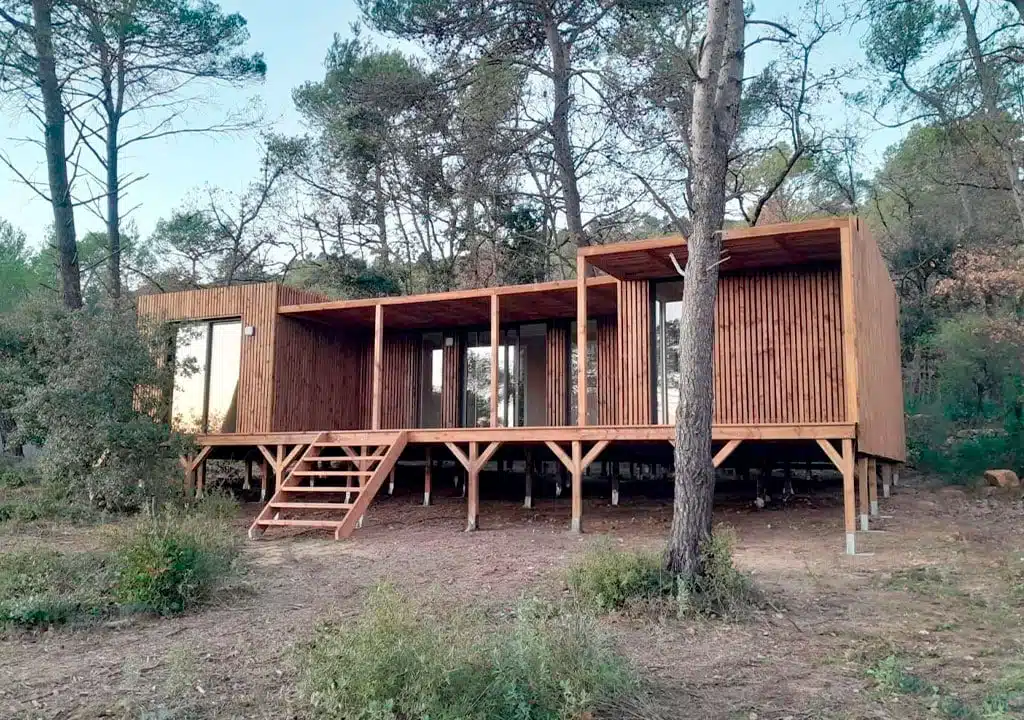 Vue de face extérieure d'une maison autonome en bois de 50 m2
