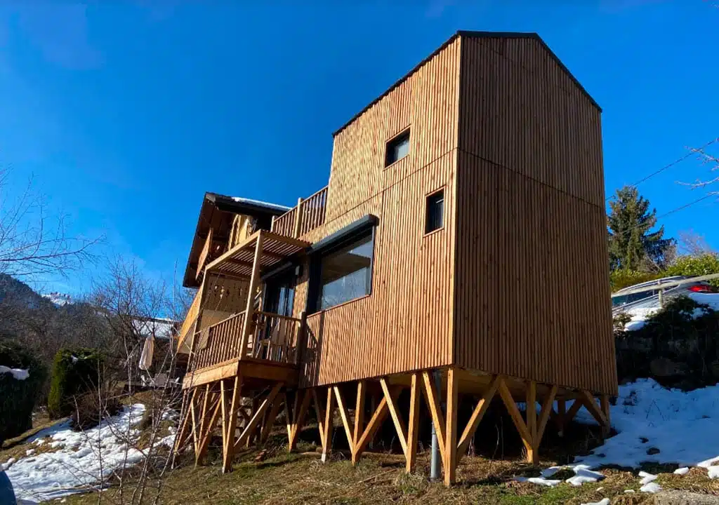 Une maison sur pilotis en bois