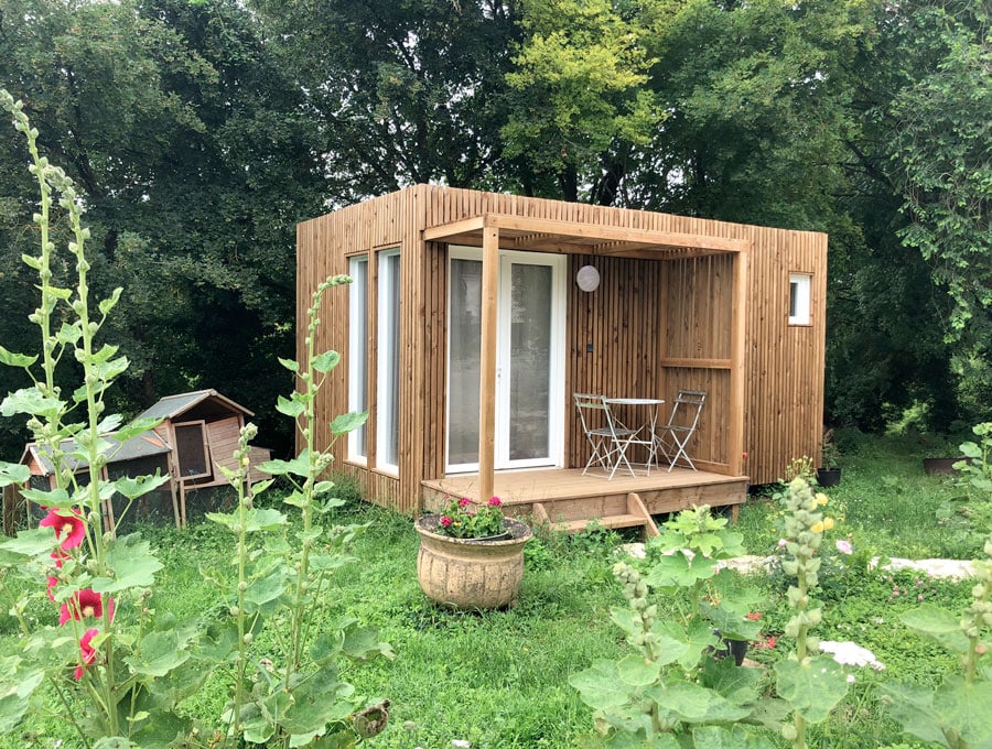 Une Tiny House en bois dans un jardin 
