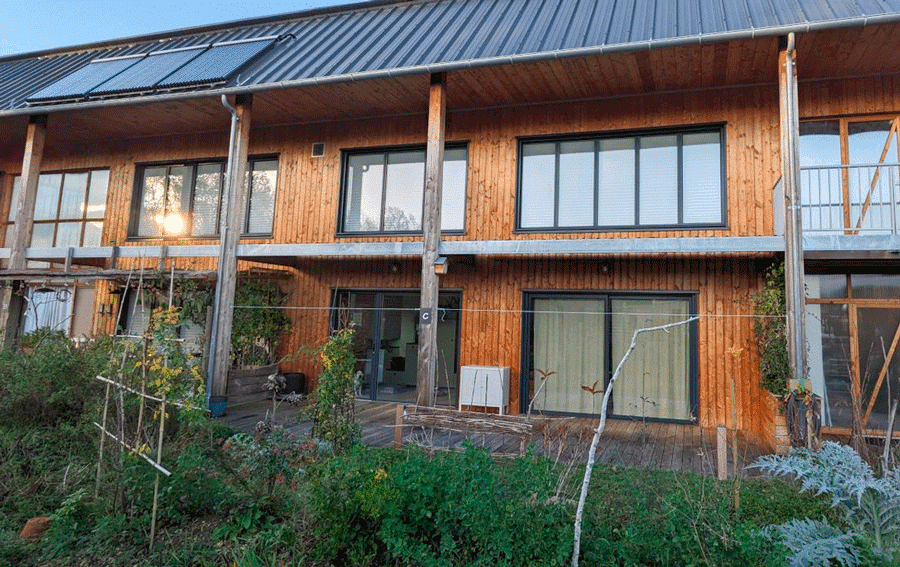 Maison passive avec des panneaux solaires