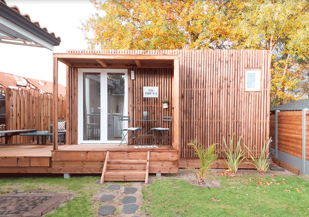 Une maison en terre dans un jardin
