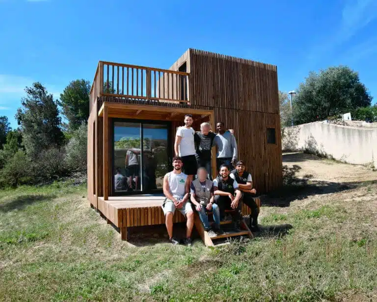 Une maison de jardin en bois